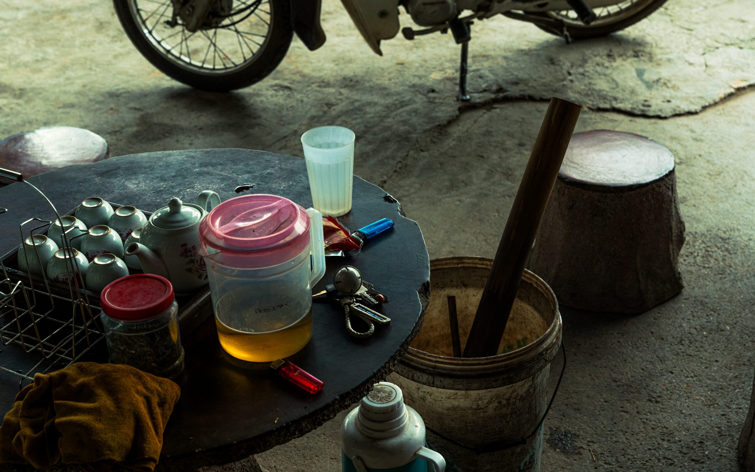 « Les objets du quotidien : un service à thé, điếu cày (Bong), scooter » - Tân Sơn, Vietnam (nord), 2024.