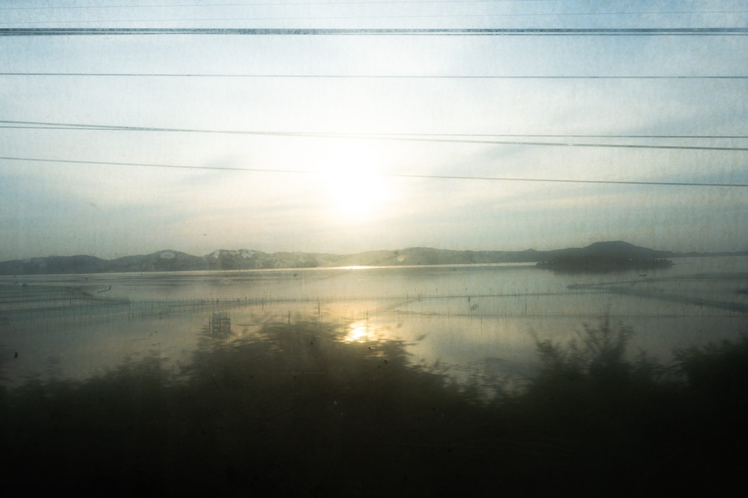 « Vue trouble du train » - dans un train, Vietnam, 2024.