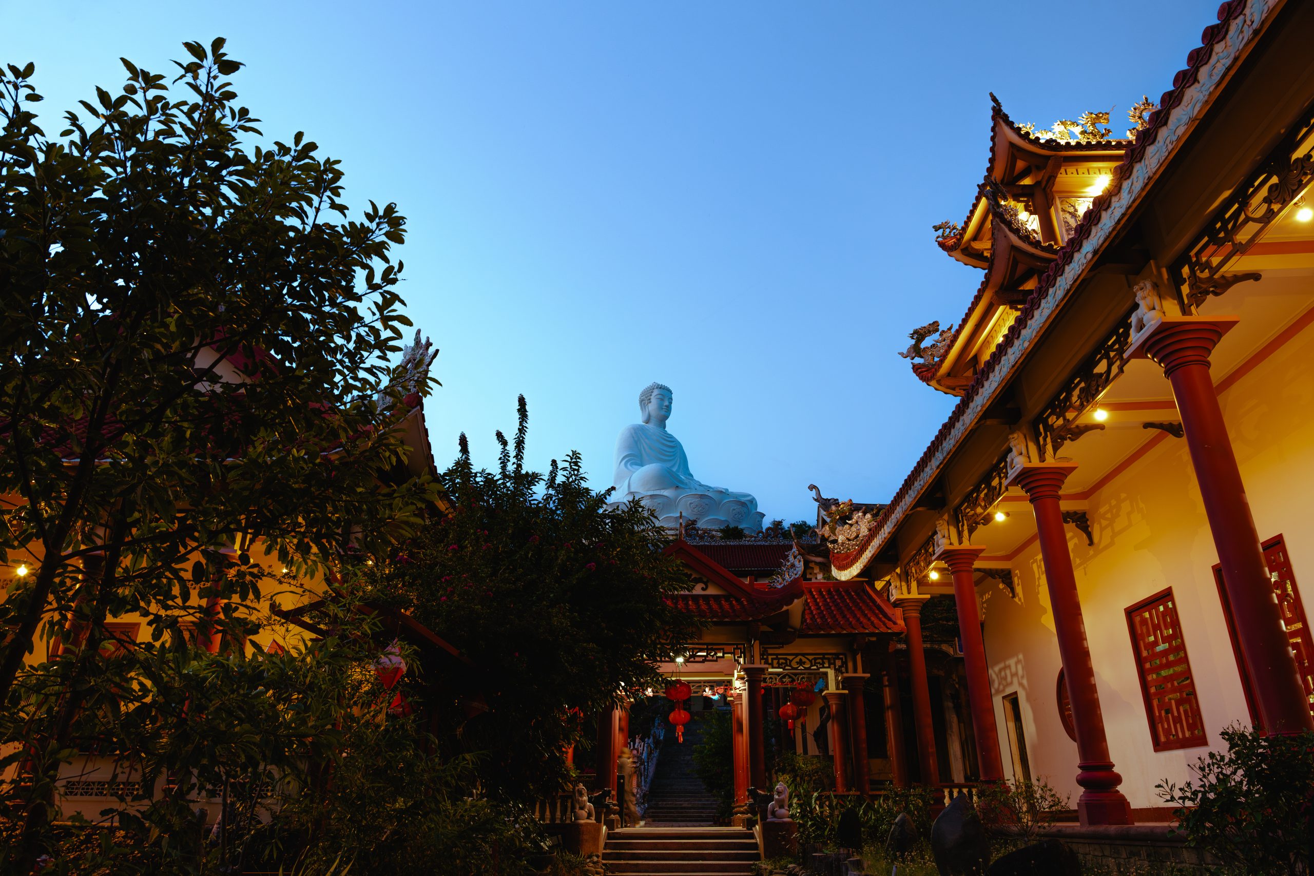 « Vue sur le temple Ông Núi » - Quy Nhơn, Vietnam (centre), 2024.